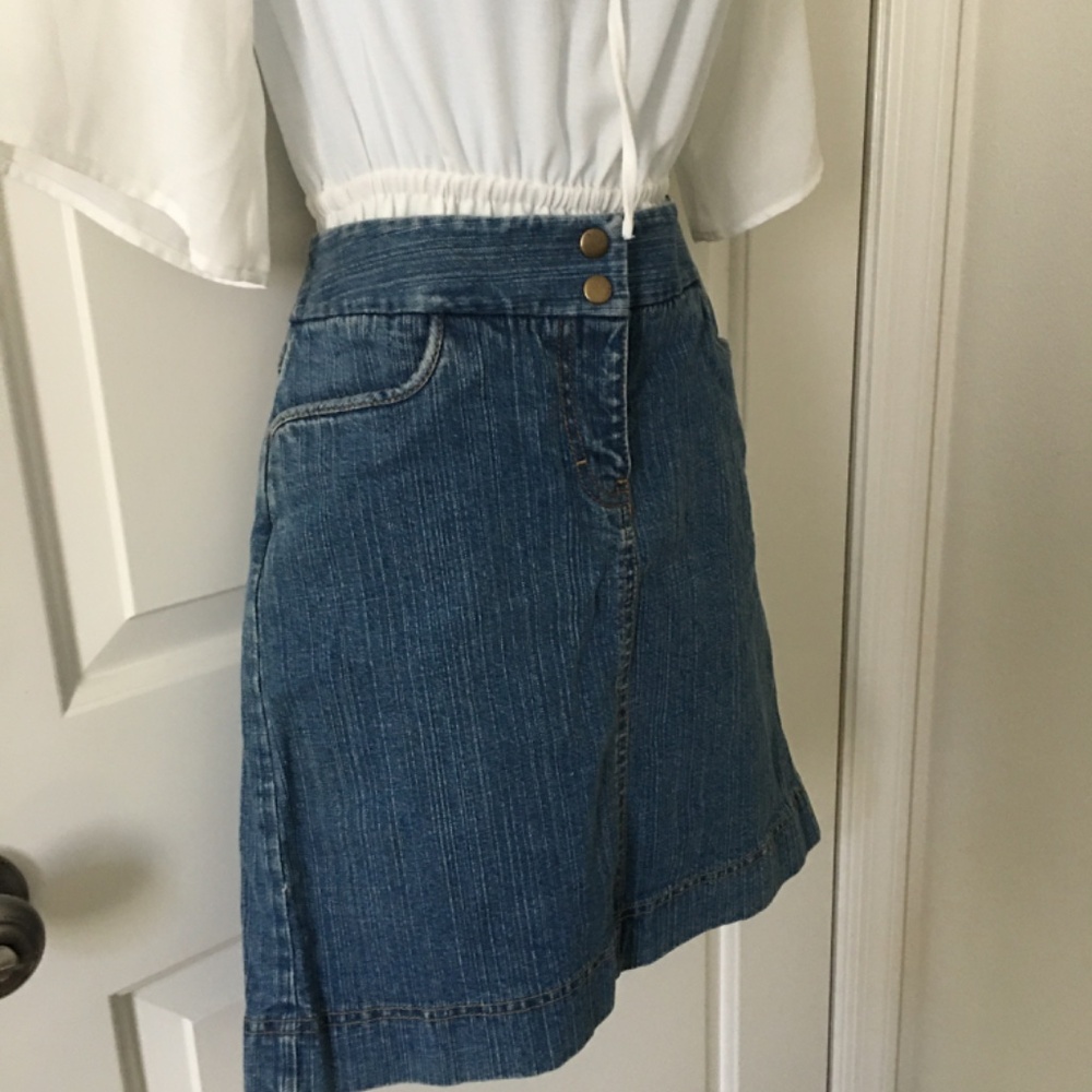 Ann Taylor LOFT Blue Denim Mini Skirt with pockets front and back. size 4 - Picture 2 of 7